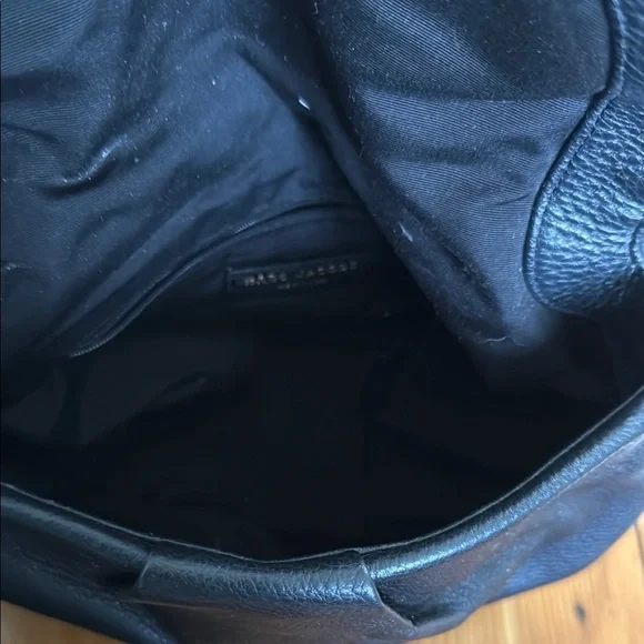 Marc Jacobs Leather Black Crossbody Bag with Adjustable Strap and Slouchy Design - Picture 5 of 11